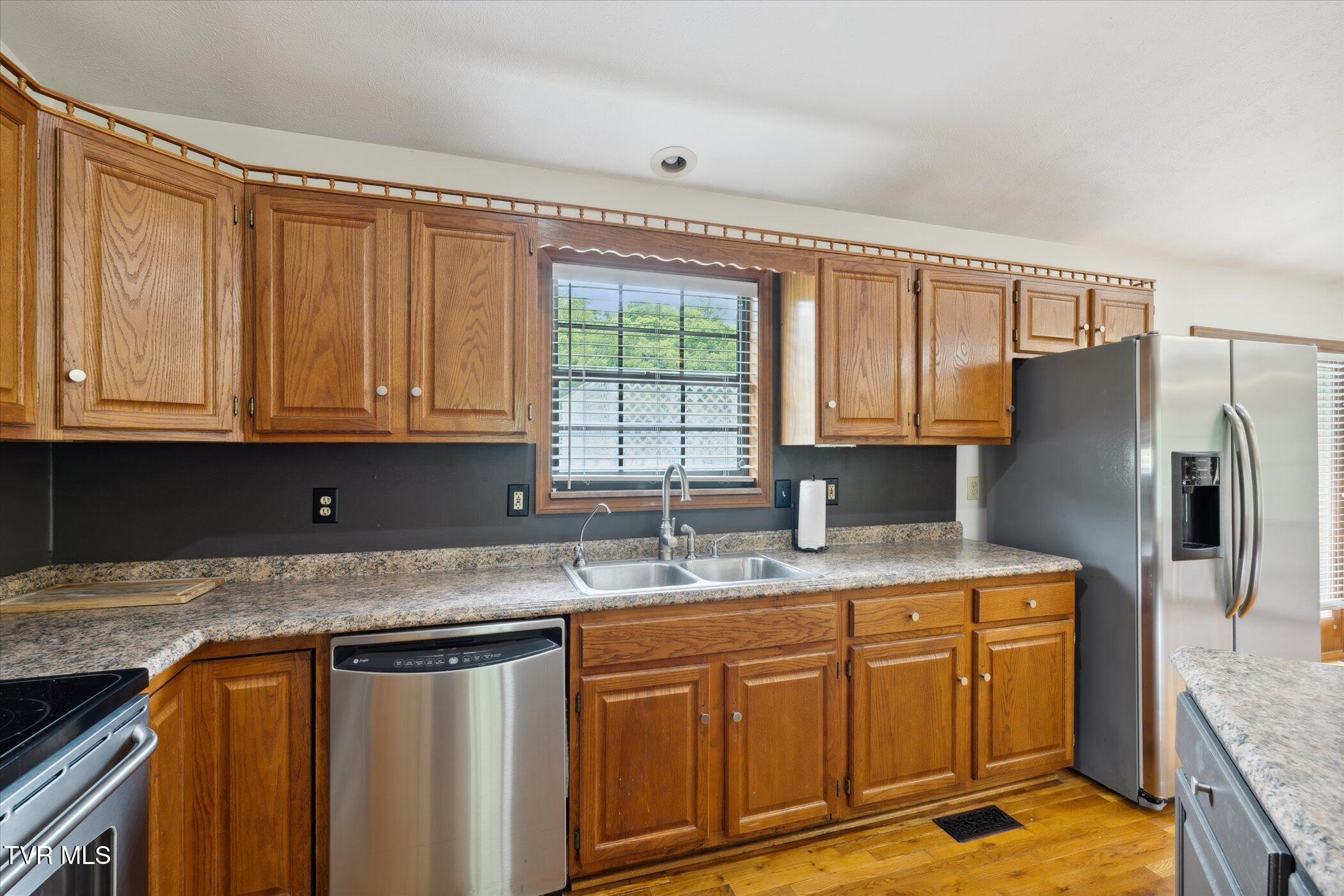 3263 Cherokee Drive Morristown, TN 37814 - Photo 33 of 69 25-3263-Cherokee-Dr-Morristown-TN-Window