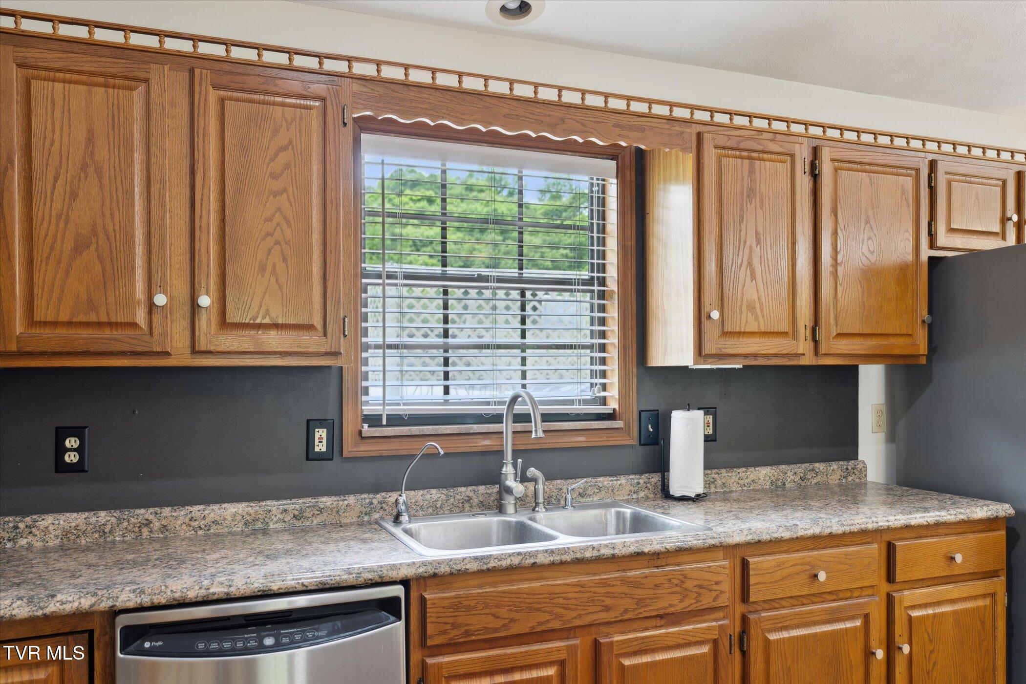 3263 Cherokee Drive Morristown, TN 37814 - Photo 35 of 69 27-3263-Cherokee-Dr-Morristown-TN-Window