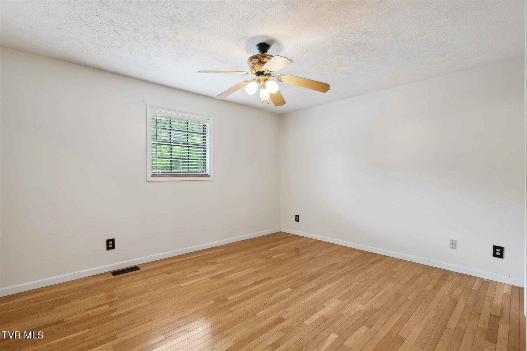 3263 Cherokee Drive Morristown, TN 37814 - Photo 49 of 69 40-3263-Cherokee-Dr-Morristown-TN-Window