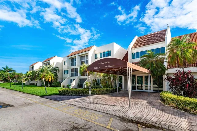 $1,950 | 100 Lakeview Drive, Unit 206, Weston, FL 33326
