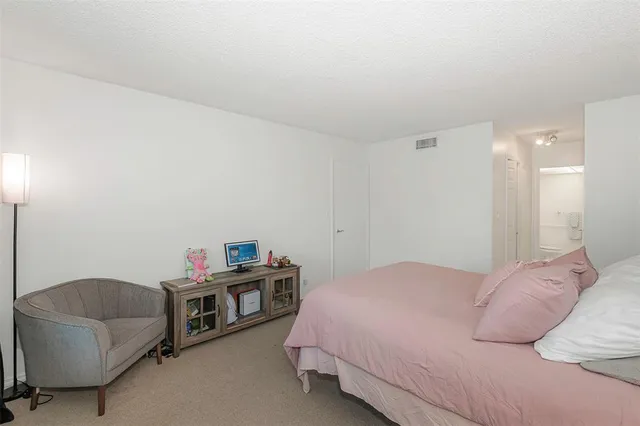 $1,950 | 100 Lakeview Drive, Unit 206, Weston, FL 33326