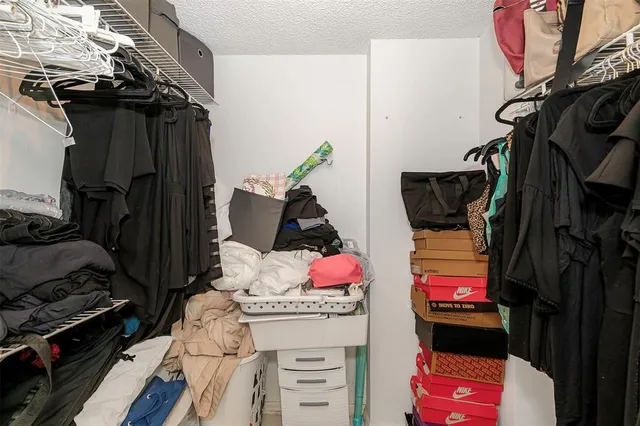 $1,950 | 100 Lakeview Drive, Unit 206, Weston, FL 33326