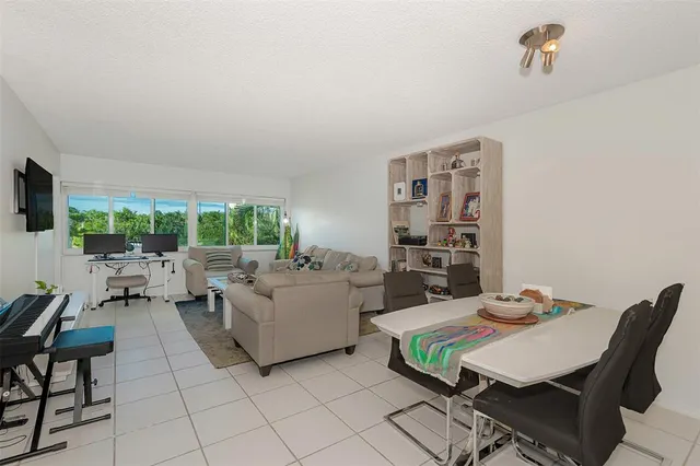 $1,950 | 100 Lakeview Drive, Unit 206, Weston, FL 33326