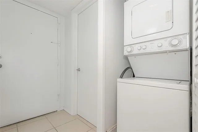 $1,950 | 100 Lakeview Drive, Unit 206, Weston, FL 33326