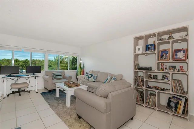 $1,950 | 100 Lakeview Drive, Unit 206, Weston, FL 33326