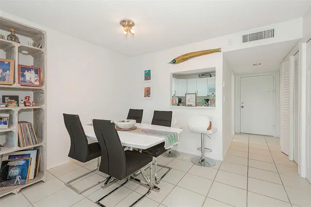 $1,950 | 100 Lakeview Drive, Unit 206, Weston, FL 33326