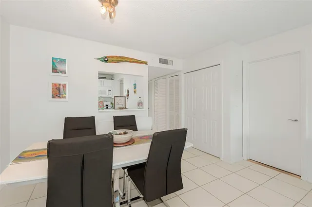 $1,950 | 100 Lakeview Drive, Unit 206, Weston, FL 33326
