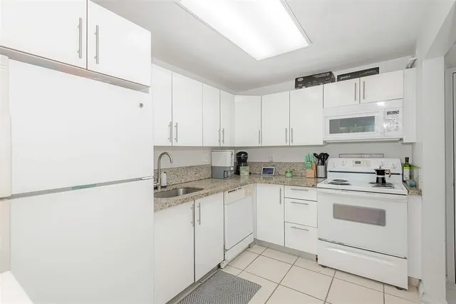 $1,950 | 100 Lakeview Drive, Unit 206, Weston, FL 33326