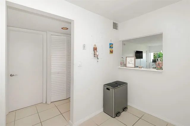 $1,950 | 100 Lakeview Drive, Unit 206, Weston, FL 33326