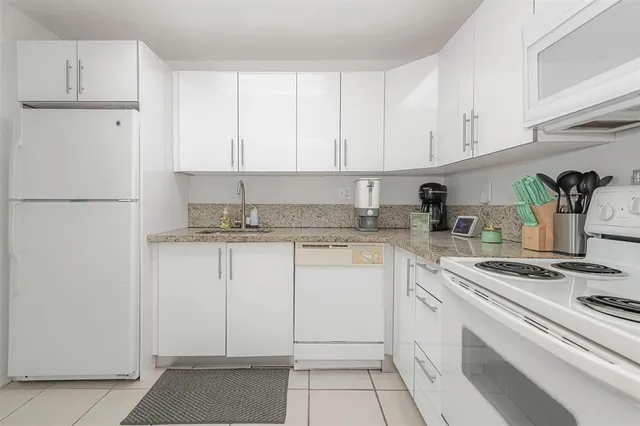 $1,950 | 100 Lakeview Drive, Unit 206, Weston, FL 33326