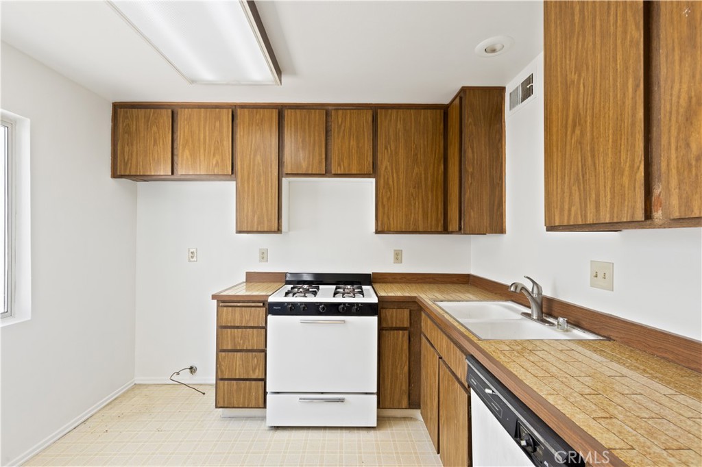 9502 Vía Salerno Burbank, CA 91504 - Photo 5 of 18 a kitchen with a stove and a sink