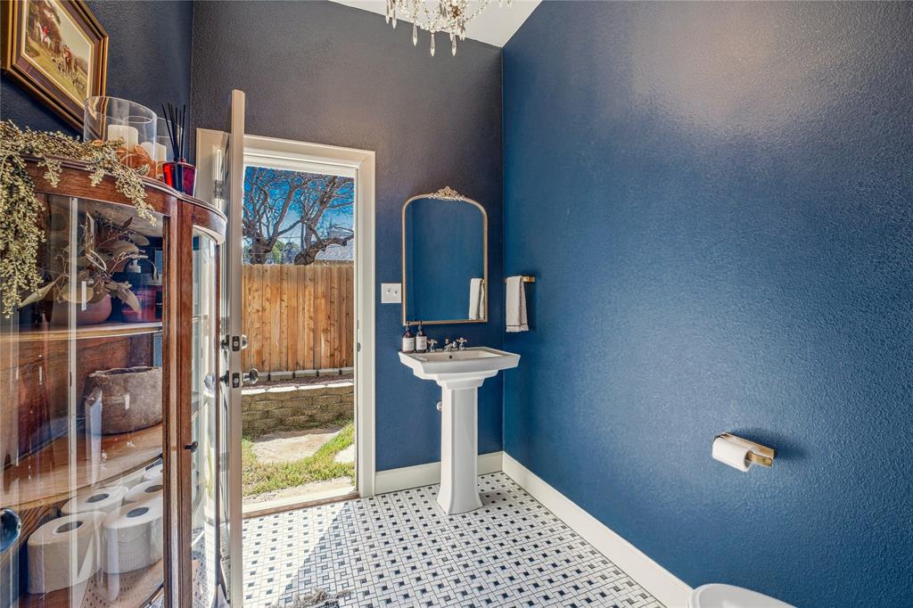 907 Cherry Street Graham, TX 76450 - Photo 11 of 40