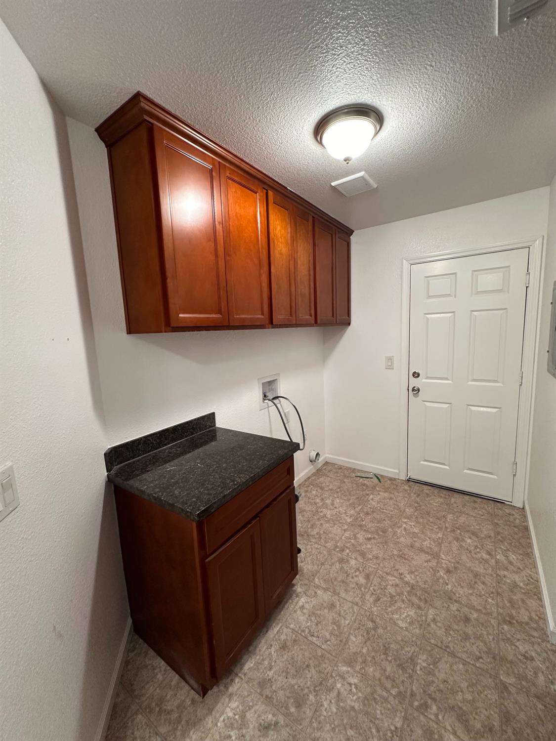 911 Toro Lane Lathrop, CA 95330 - Photo 20 of 36 Laundry room