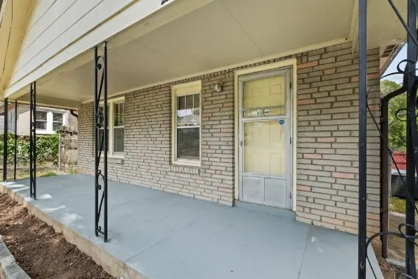 a view of entryway of house