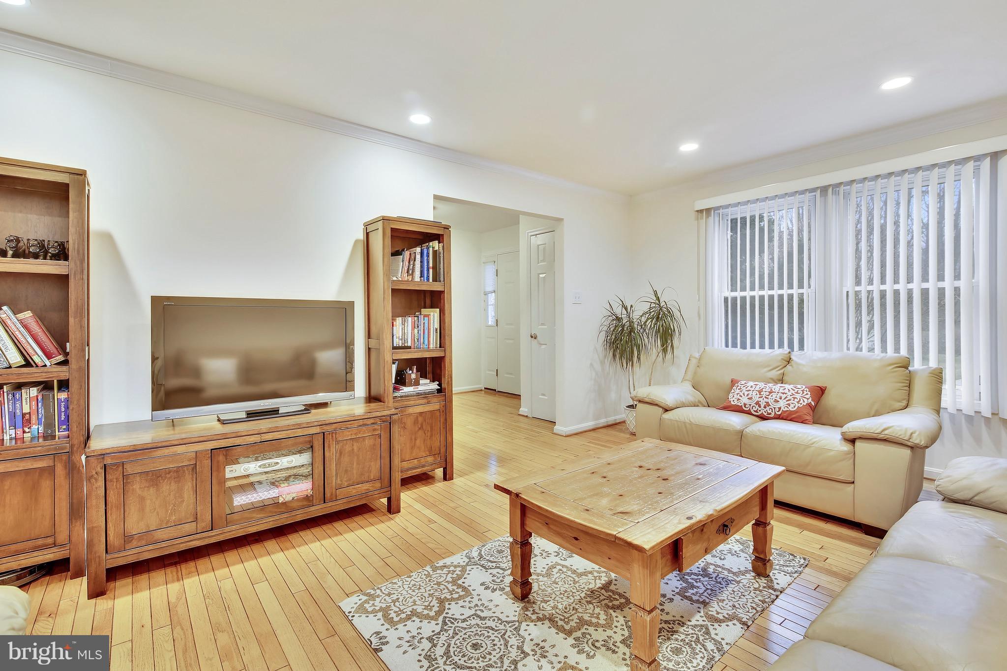 717 Sonata Way Silver Spring, MD 20901 - Photo 13 of 29 Living Room