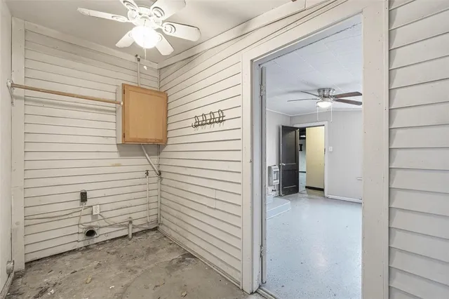 a view of a livingroom with a ceiling fan