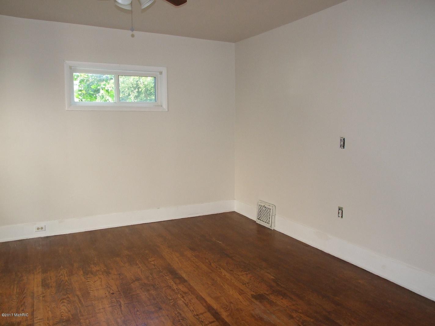 1716 Ruddiman Street Muskegon, MI 49441 - Photo 4 of 14 DSCF7186