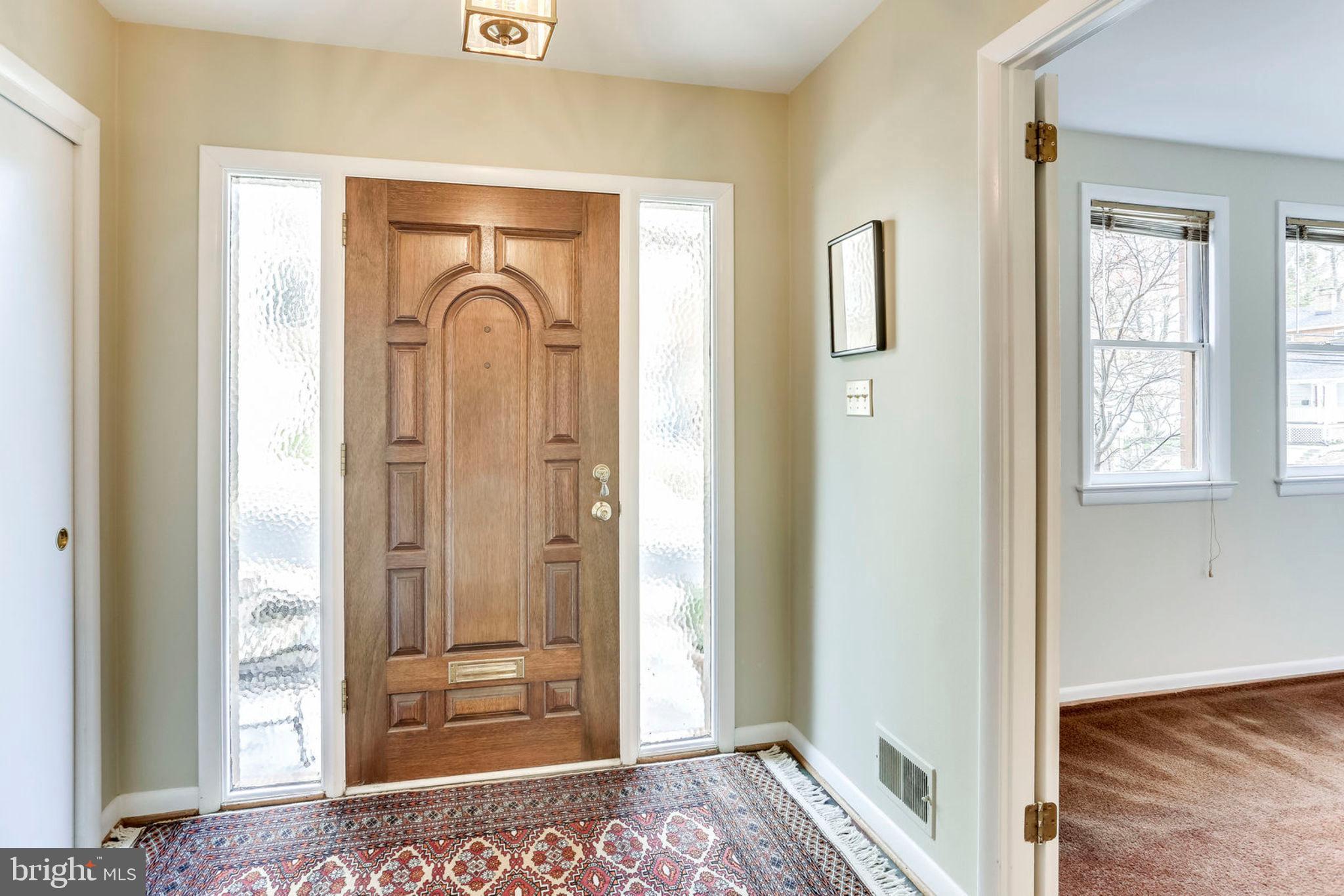 2102 Military Road Arlington, VA 22207 - Photo 4 of 40 Entry level of home