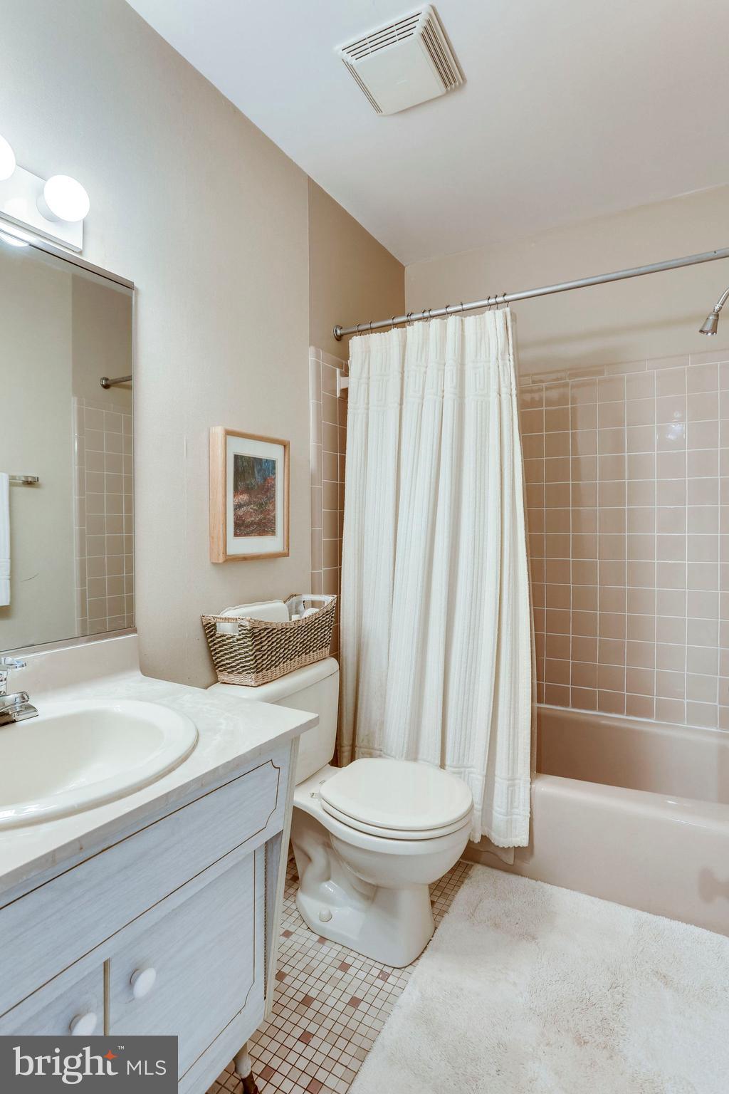 2102 Military Road Arlington, VA 22207 - Photo 32 of 40 3rd Level Full Bath