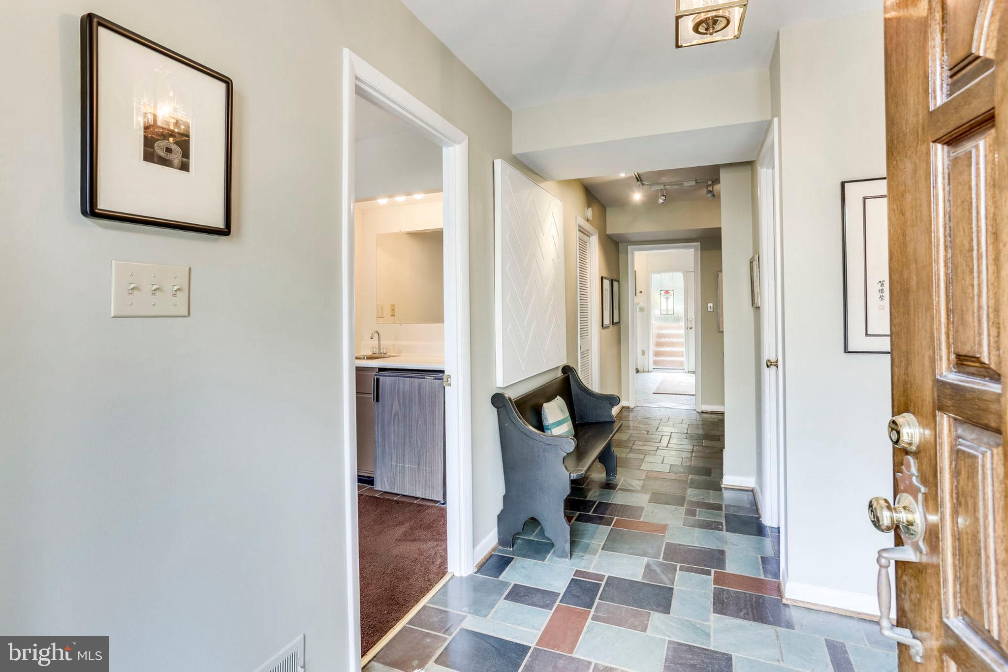 2102 Military Road Arlington, VA 22207 - Photo 5 of 40 Entryway