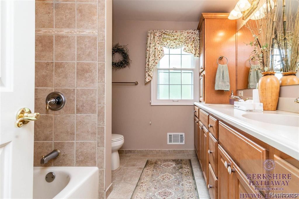 25233 Wykeshire Road Farmington Hills, MI 48336 - Photo 38 of 45