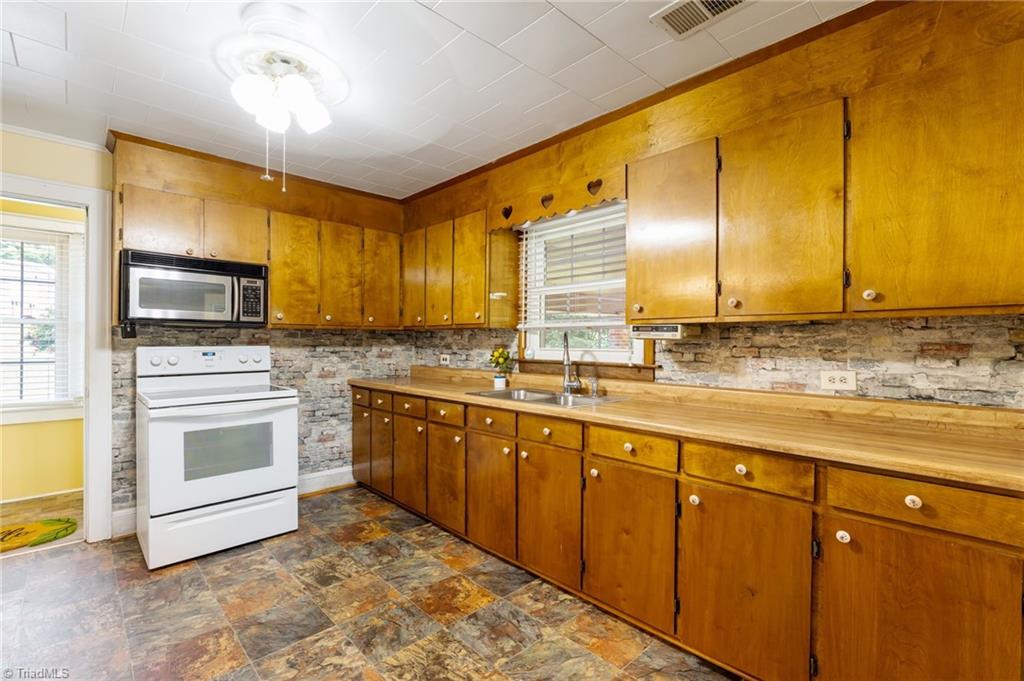 2804 Fox Knob Road Jonesville, NC 28642 - Photo 12 of 26 Kitchen