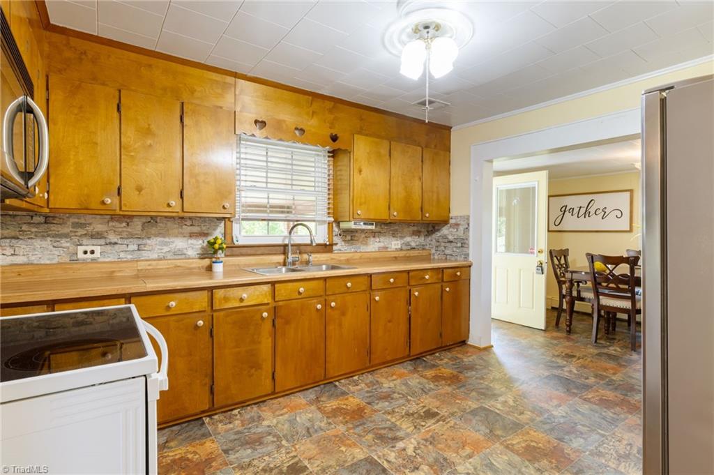 2804 Fox Knob Road Jonesville, NC 28642 - Photo 13 of 26 Kitchen