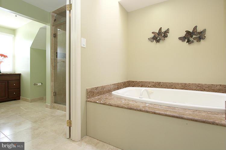 1840 Middlebridge Drive Silver Spring, MD 20906 - Photo 19 of 25 a bathroom with a bathtub