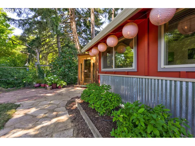 a view of a entrance gate of the house