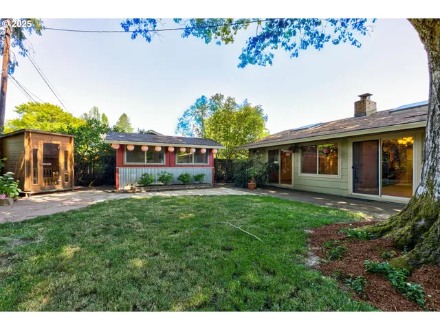 a view of backyard of the house