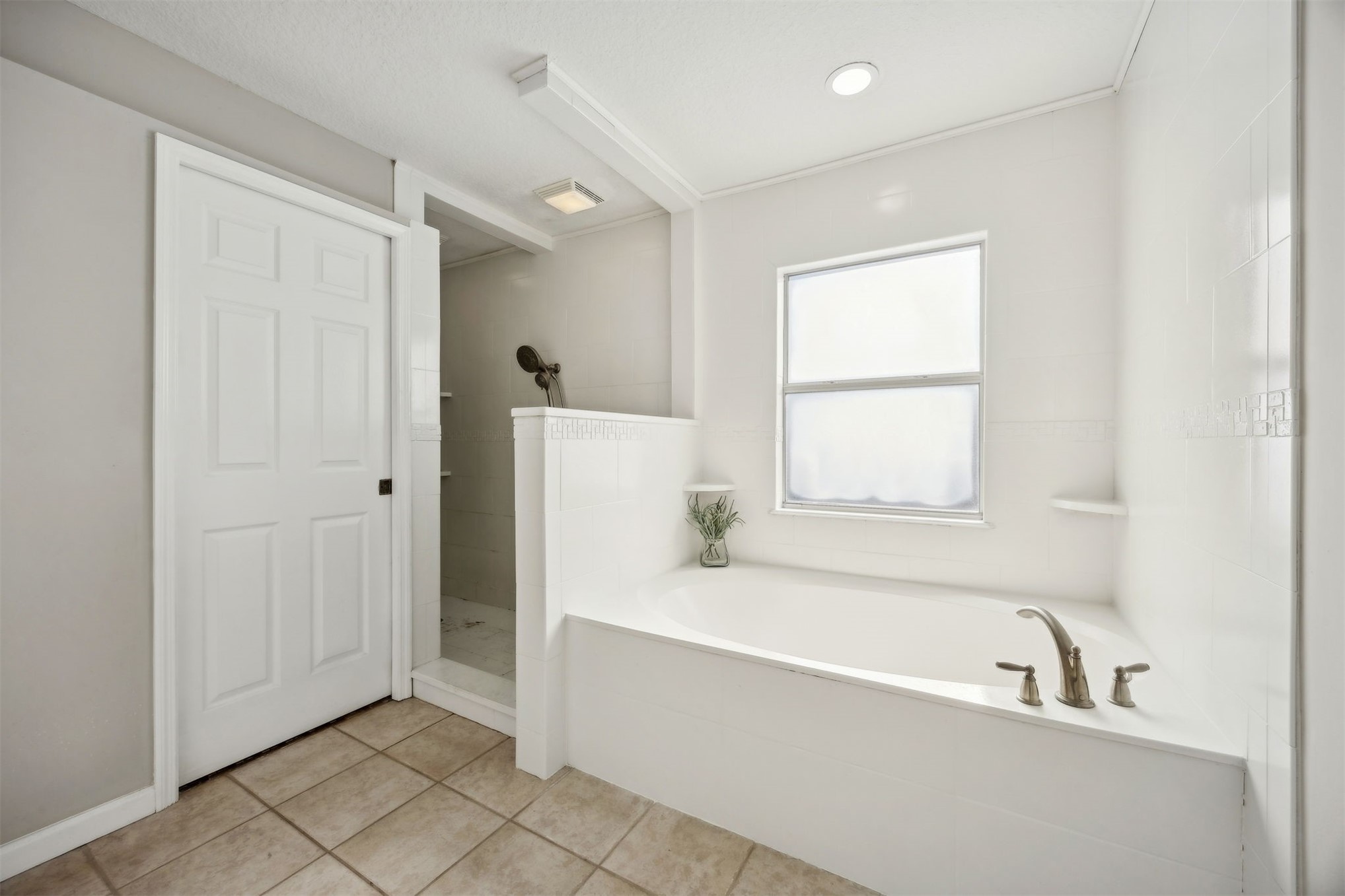 86126 Remsenburg Drive Fernandina Beach, FL 32034 - Photo 17 of 35 a bathroom with a bathtub and a shower