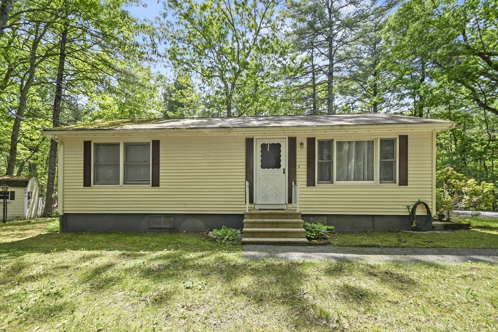 a view of a house with a yard