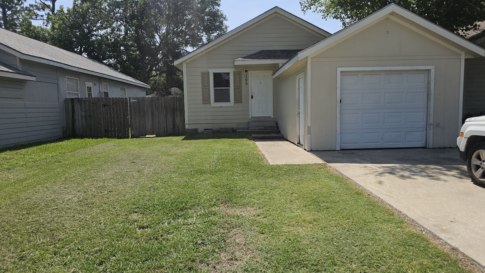 11919 Kingslake Forest Drive Houston, TX 77044 - Photo 2 of 11 a backyard of a house