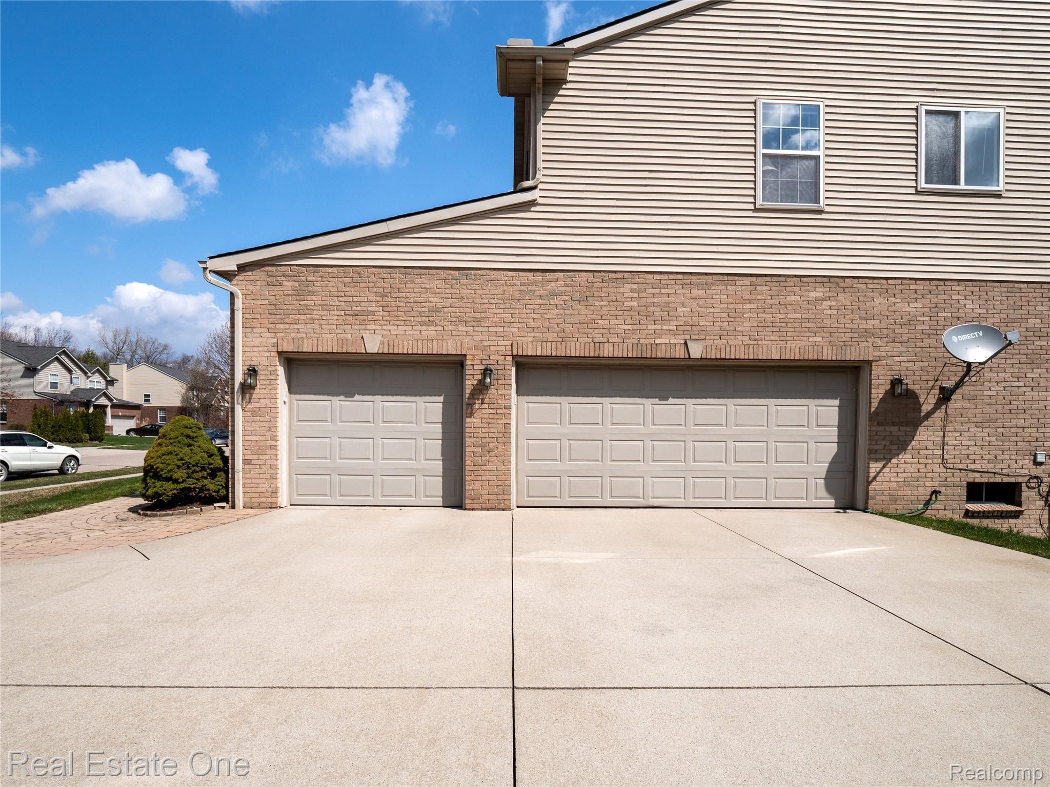3597 Everett Drive Rochester, MI 48307 - Photo 8 of 57 Immaculate Driveway and Perks of a 3 Car Side Entry Garage.jpg