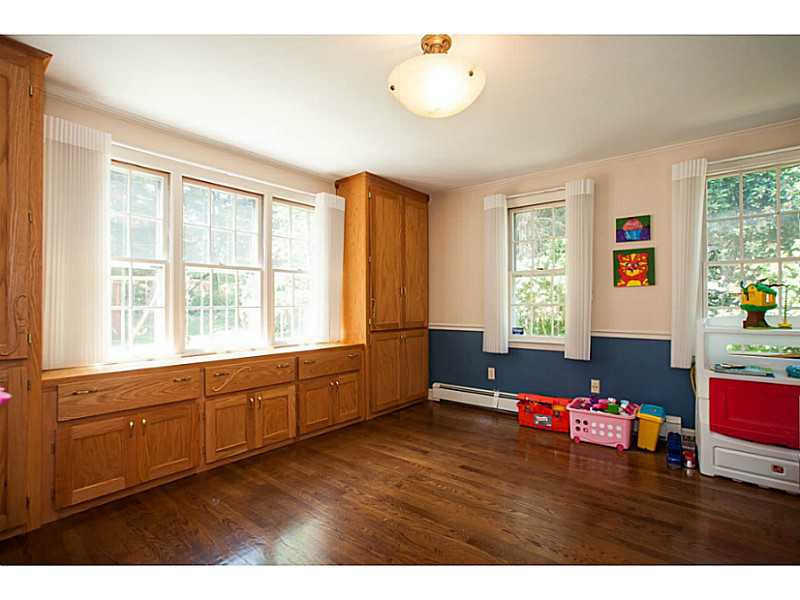 90 Windermere Way Warwick, RI 02886 - Photo 4 of 24 Dining Room.