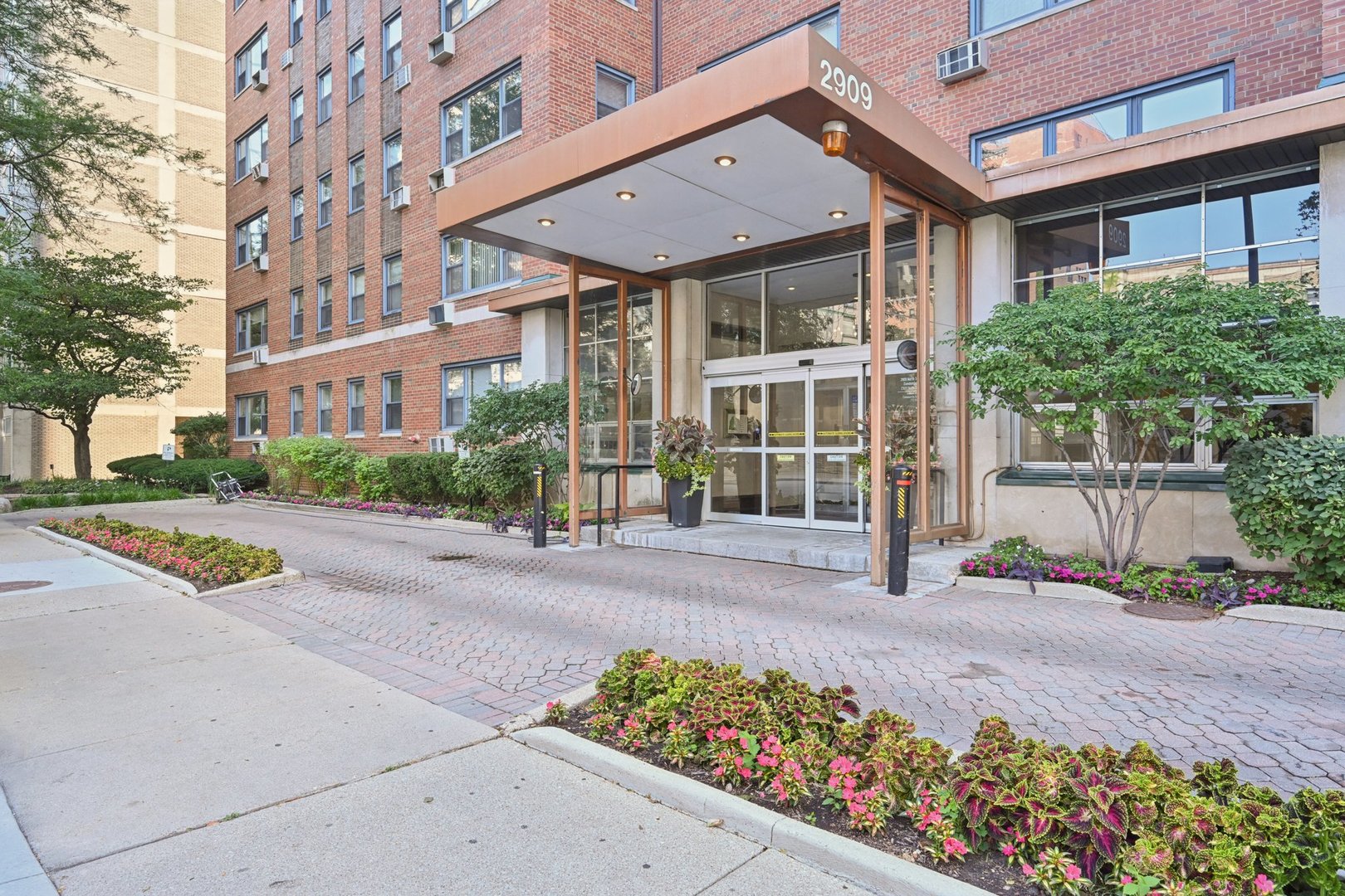 2909 North Sheridan Road, Unit 908 Chicago, IL 60657 - Photo 2 of 18 Gallery Image 2