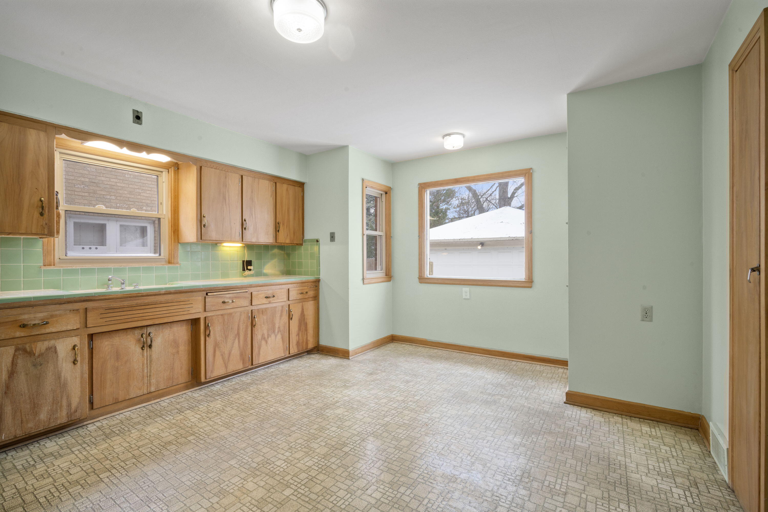 2975 North 69th Street Milwaukee, WI 53210 - Photo 6 of 36 Kitchen