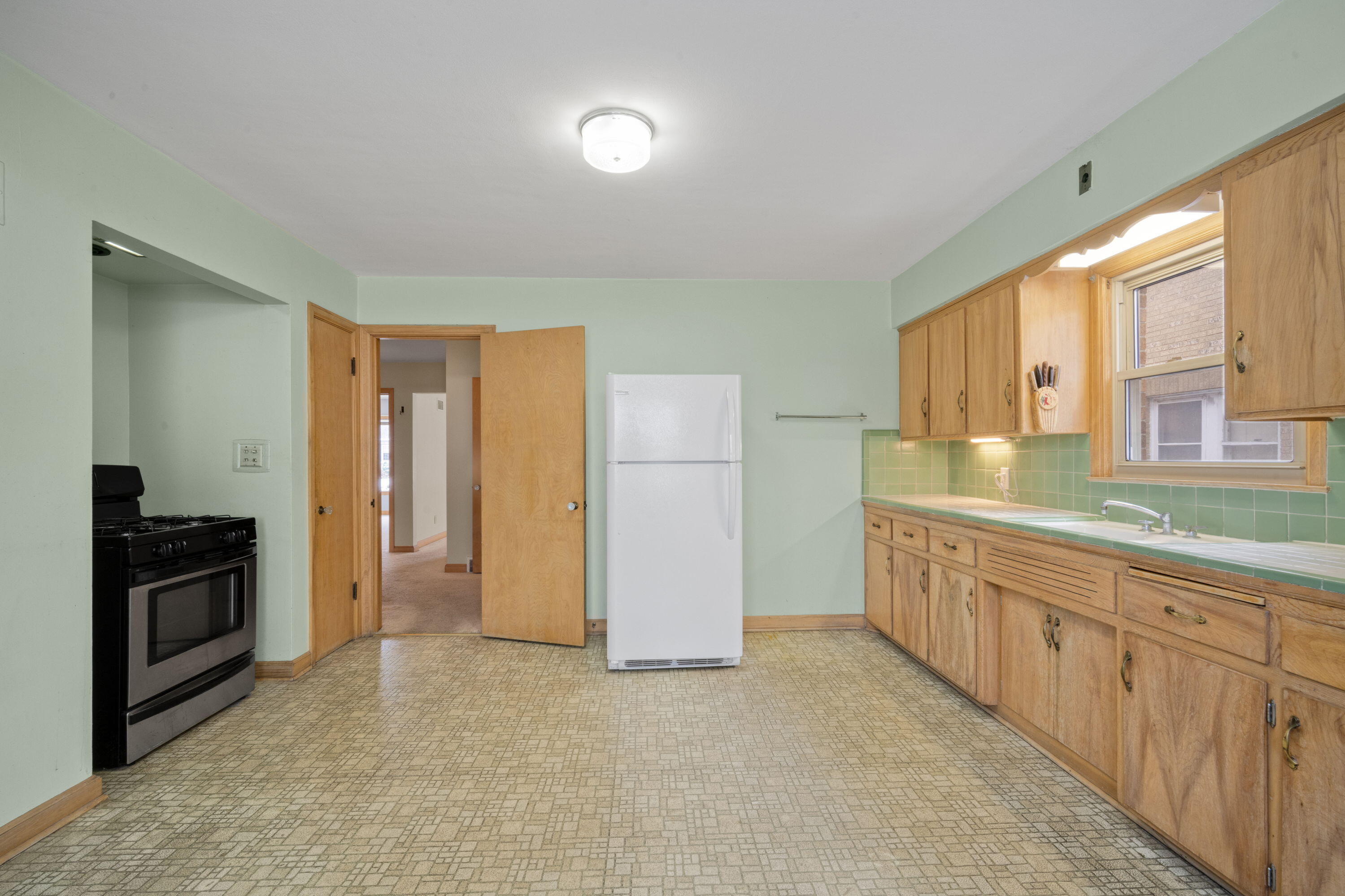 2975 North 69th Street Milwaukee, WI 53210 - Photo 7 of 36 Kitchen