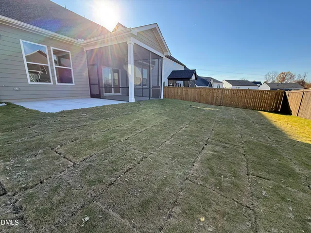 a view of a house with backyard