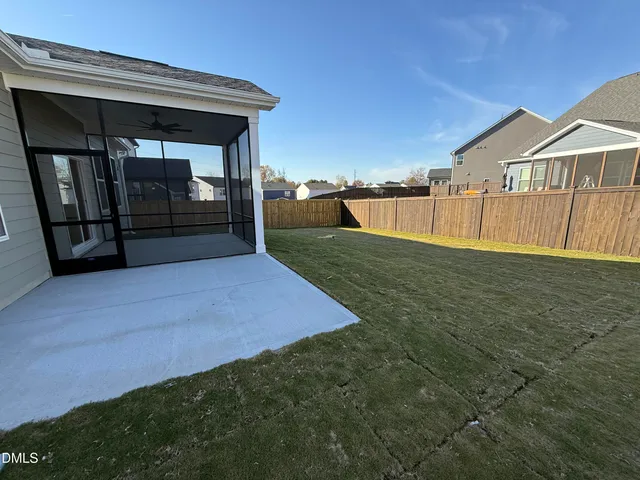 a view of a backyard