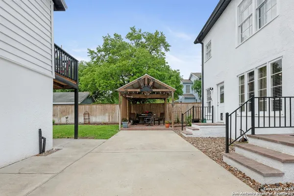 $554,000 | 1001 North Adams Street, Beeville, TX 78102