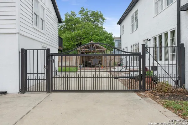$554,000 | 1001 North Adams Street, Beeville, TX 78102