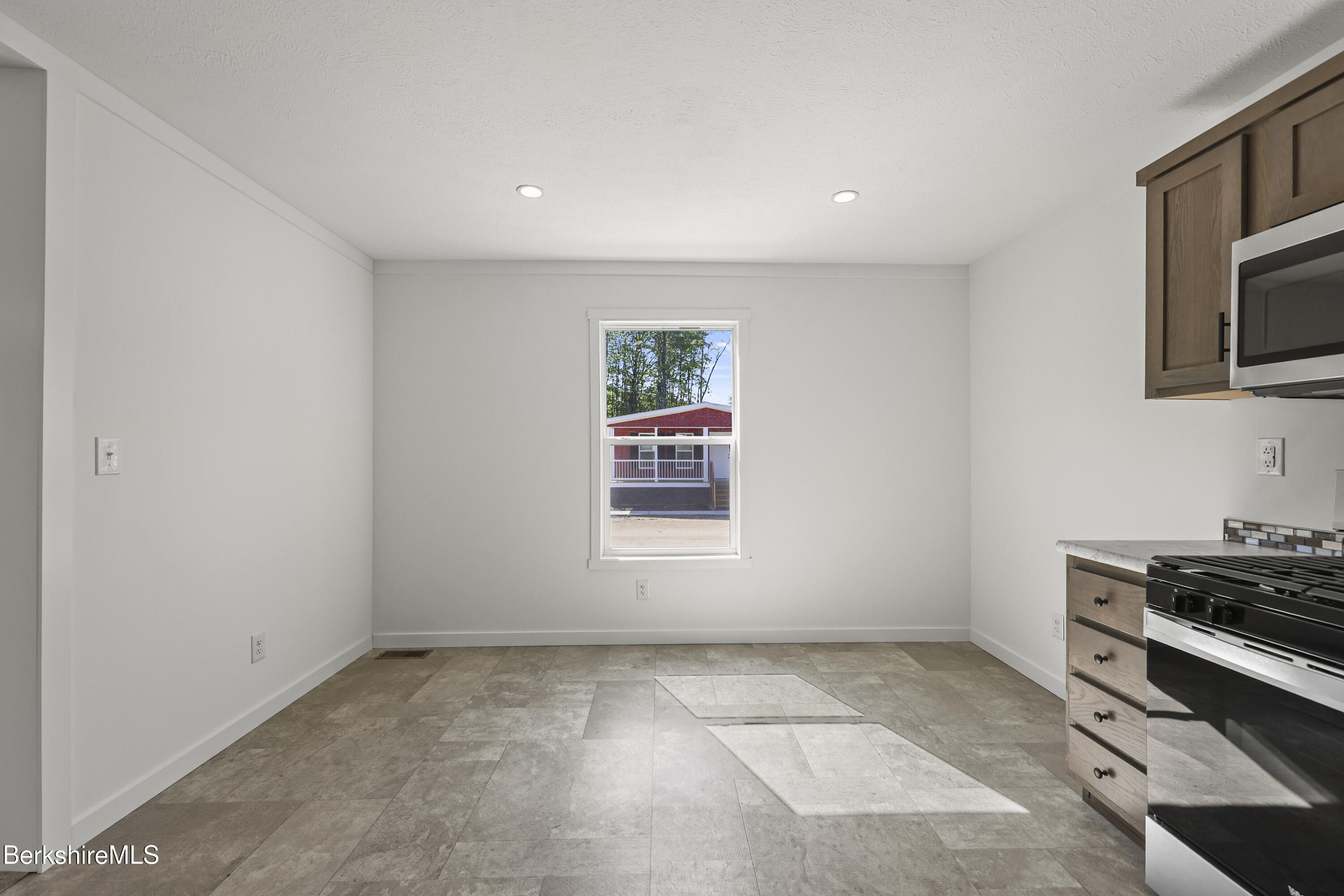 395 Cheshire Road, Unit 102 Pittsfield, MA 01201 - Photo 15 of 28