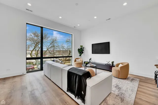 $3,100 | 1612 West Hastings Street, Unit 201, Chicago, IL 60608