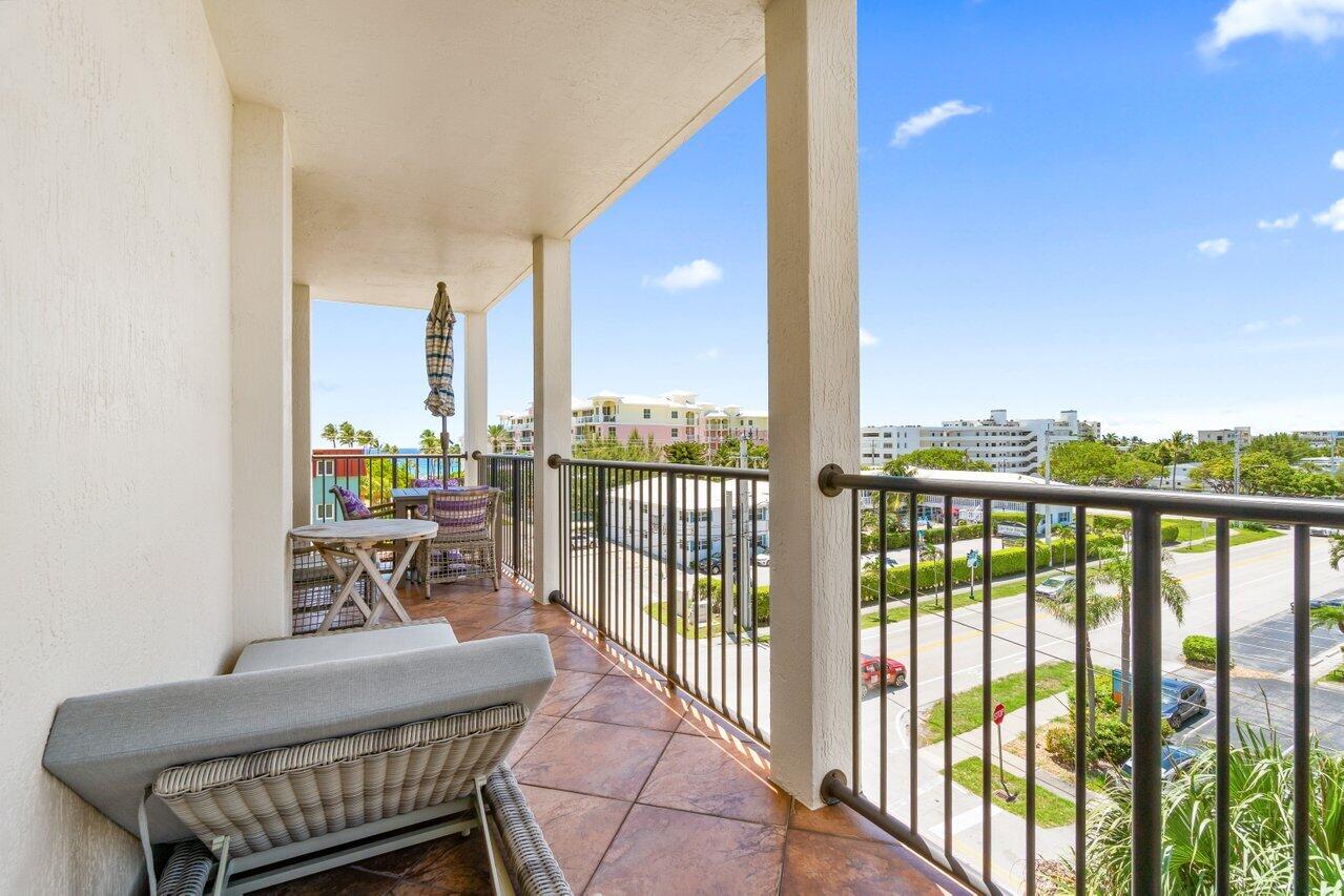 191 Southeast 20th Avenue, Unit 513 Deerfield Beach, FL 33441 - Photo 21 of 34 a balcony with furniture and city view