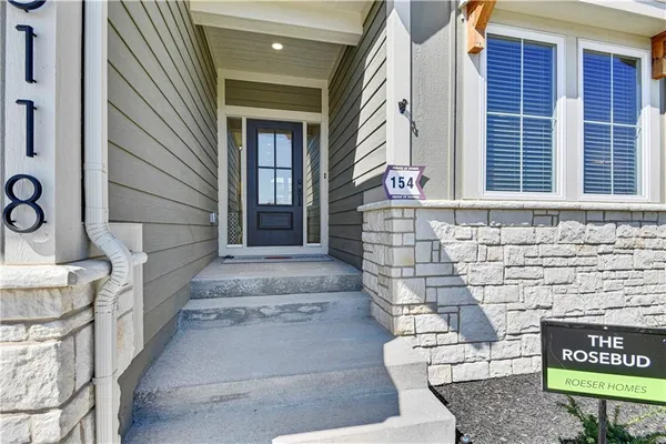 $913,937 | 25118 West 98th Place, Lenexa, KS 66227