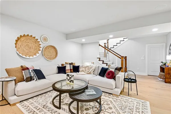 $913,937 | 25118 West 98th Place, Lenexa, KS 66227