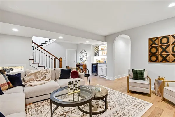$913,937 | 25118 West 98th Place, Lenexa, KS 66227