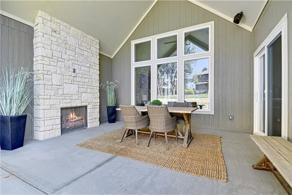 $913,937 | 25118 West 98th Place, Lenexa, KS 66227