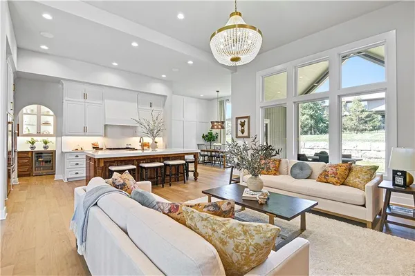 $913,937 | 25118 West 98th Place, Lenexa, KS 66227